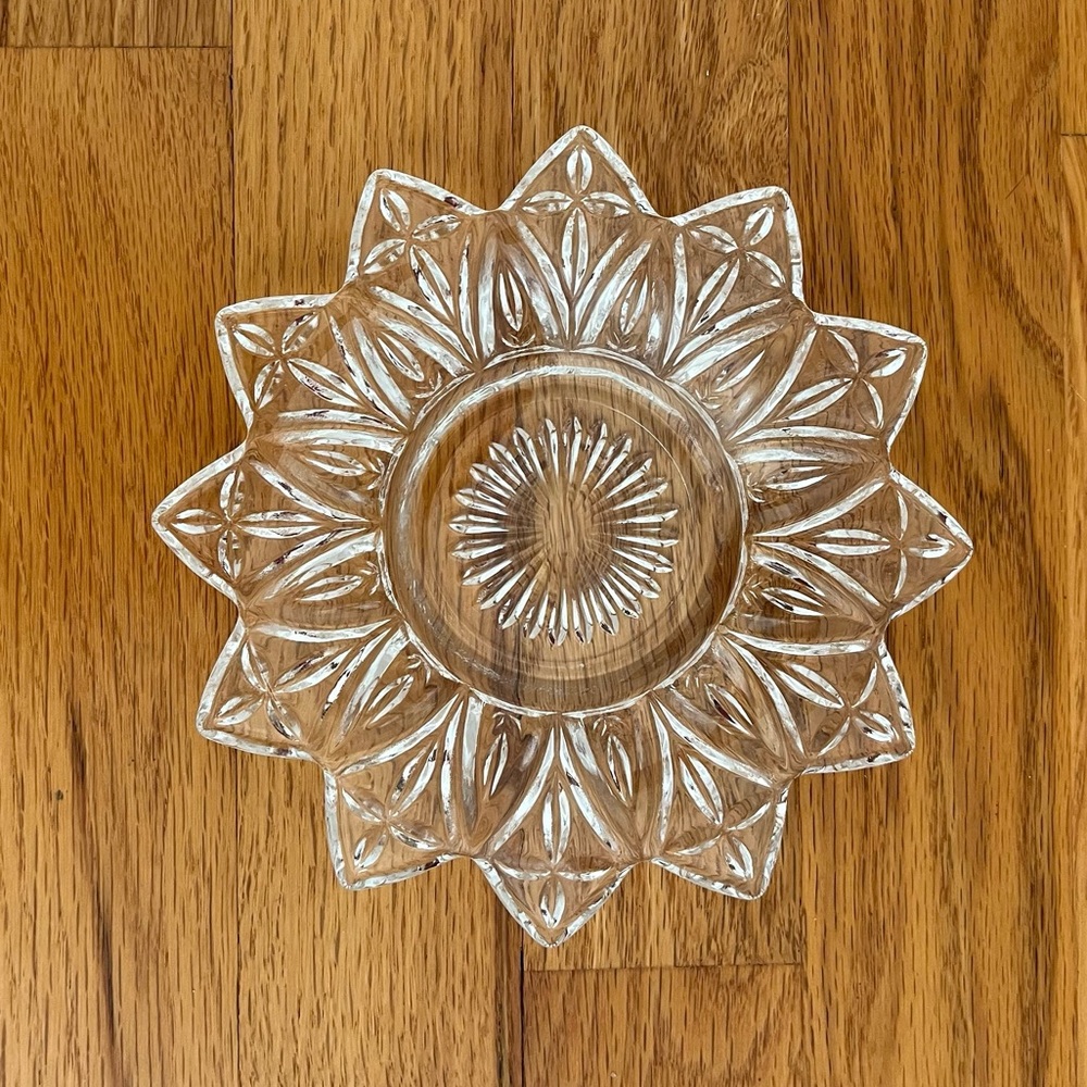 ✨ Vintage Glass Flower Plate – 6.5” Wide ✨